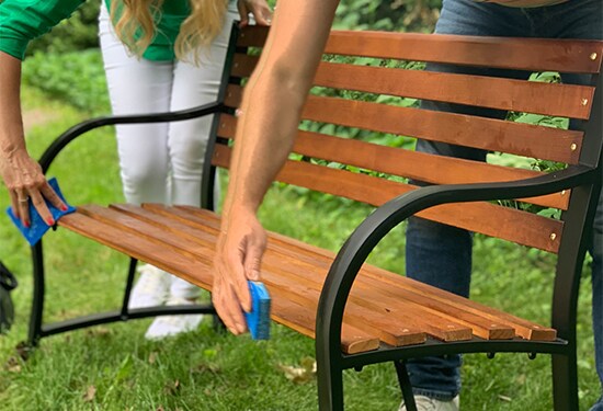 Shoana Jensen et Scott McGillivray font le ménage des espaces extérieurs communs de la communauté.
