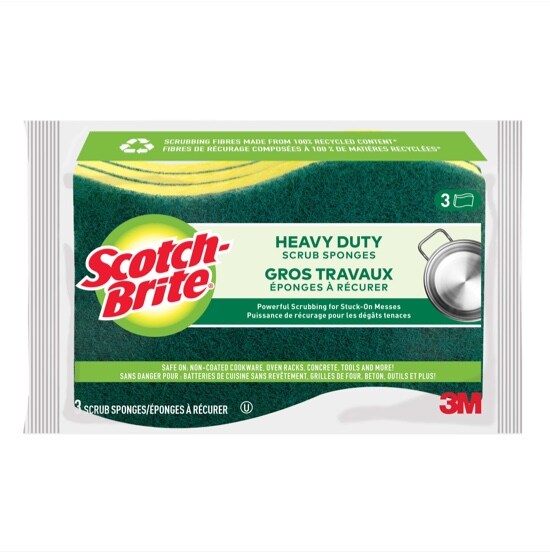 Une Éponge à récurer pour gros travaux Scotch-Brite® dans son emballage en plastique.

