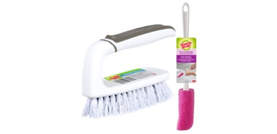 Une brosse à récurer portable blanche et une brosse rose avec un long manche blanc.

