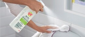 Du Nettoyant désinfectant à une étape Scotch-Brite(MC) en train d’être pulvérisé sur des carreaux de salle de bain.
