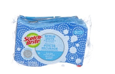 Un emballage en plastique d’Éponges à récurer à pois de récurage Scotch-Brite® bleues.
