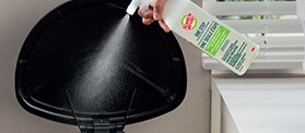 Du Nettoyant désinfectant à une étape Scotch-Brite(MC) en train d’être pulvérisé sur le couvercle d’une poubelle.
