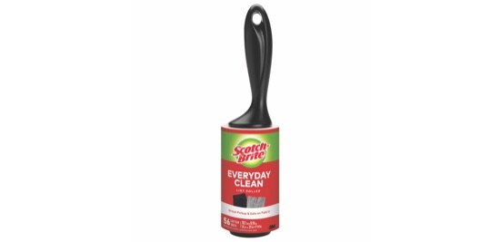 Un Rouleau antipeluches Scotch-Brite(MC) avec un manche en noir.
