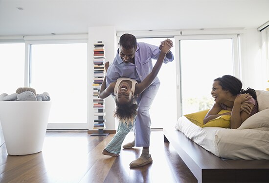 Couple heureux dansant dans une maison propre.
