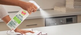 Du Nettoyant désinfectant à une étape Scotch-Brite(MC) en train d’être pulvérisé sur un comptoir de cuisine.
